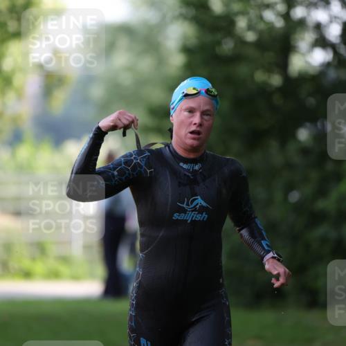15.06.2025 - 7 Türme Triathlon Michael Strokosch http://msf.ph/oto/7928424 15.06.2025 09:17:07 Schwimmen 81, 82 meine-sportfotos.de