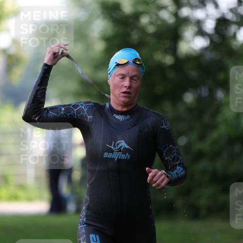 15.06.2025 - 7 Türme Triathlon Michael Strokosch http://msf.ph/oto/7928425 15.06.2025 09:17:07 Schwimmen 81, 82 meine-sportfotos.de