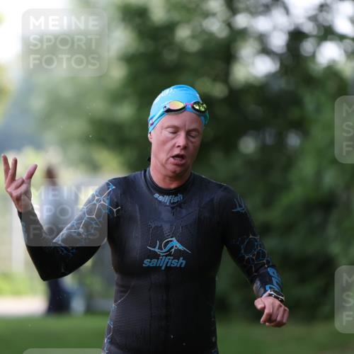 15.06.2025 - 7 Türme Triathlon Michael Strokosch http://msf.ph/oto/7928426 15.06.2025 09:17:08 Schwimmen 81, 82 meine-sportfotos.de
