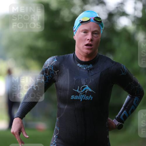 15.06.2025 - 7 Türme Triathlon Michael Strokosch http://msf.ph/oto/7928428 15.06.2025 09:17:08 Schwimmen 81, 82 meine-sportfotos.de
