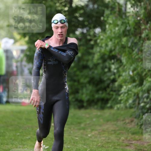 15.06.2025 - 7 Türme Triathlon Michael Strokosch http://msf.ph/oto/7928779 15.06.2025 09:22:18 Schwimmen 9, 38, 62, 64 meine-sportfotos.de