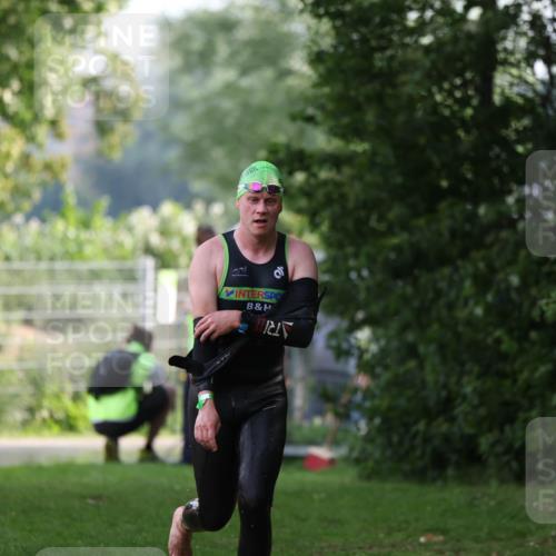 15.06.2025 - 7 Türme Triathlon Michael Strokosch http://msf.ph/oto/7928788 15.06.2025 09:22:23 Schwimmen 9, 38, 62, 64 meine-sportfotos.de