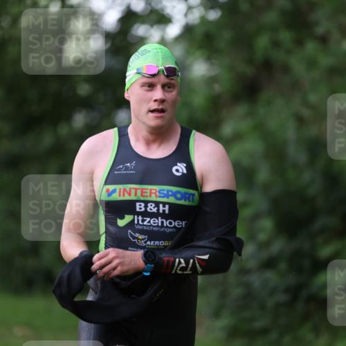 15.06.2025 - 7 Türme Triathlon Michael Strokosch http://msf.ph/oto/7928795 15.06.2025 09:22:26 Schwimmen 38, 62, 64 meine-sportfotos.de