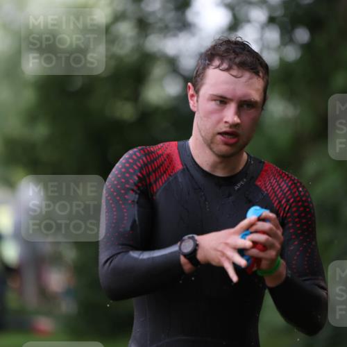 15.06.2025 - 7 Türme Triathlon Michael Strokosch http://msf.ph/oto/7928826 15.06.2025 09:23:01 Schwimmen 8, 10, 79 meine-sportfotos.de