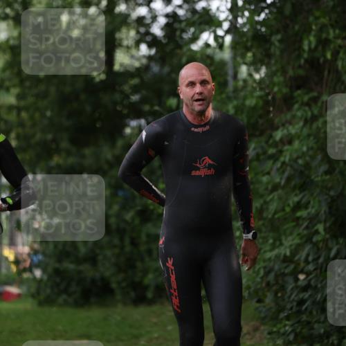 15.06.2025 - 7 Türme Triathlon Michael Strokosch http://msf.ph/oto/7929127 15.06.2025 09:27:58 Schwimmen 129, 131 meine-sportfotos.de