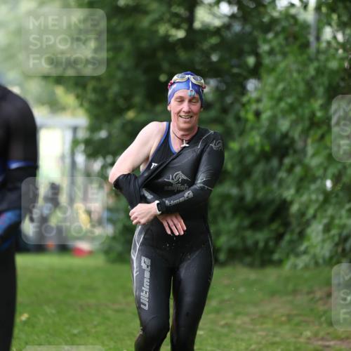 15.06.2025 - 7 Türme Triathlon Michael Strokosch http://msf.ph/oto/7929159 15.06.2025 09:29:16 Schwimmen 154, 155 meine-sportfotos.de