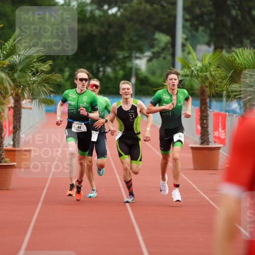 15.06.2025 - 7 Türme Triathlon Michael Strokosch http://msf.ph/oto/7929484 15.06.2025 10:13:33 Ziel 41, 42, 43, 44 meine-sportfotos.de