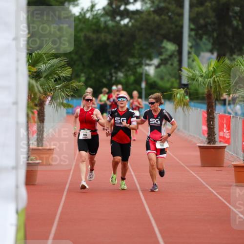 15.06.2025 - 7 Türme Triathlon Michael Strokosch http://msf.ph/oto/7929662 15.06.2025 10:22:45 Ziel 117, 118, 119 meine-sportfotos.de