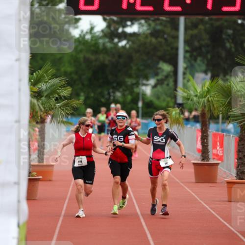 15.06.2025 - 7 Türme Triathlon Michael Strokosch http://msf.ph/oto/7929664 15.06.2025 10:22:46 Ziel 117, 118, 119 meine-sportfotos.de