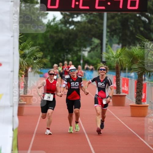 15.06.2025 - 7 Türme Triathlon Michael Strokosch http://msf.ph/oto/7929665 15.06.2025 10:22:47 Ziel 117, 118, 119 meine-sportfotos.de