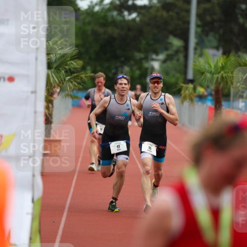 15.06.2025 - 7 Türme Triathlon Michael Strokosch http://msf.ph/oto/7929698 15.06.2025 10:23:15 Ziel 17, 18, 19 meine-sportfotos.de