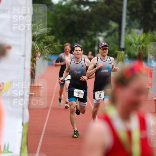 15.06.2025 - 7 Türme Triathlon Michael Strokosch http://msf.ph/oto/7929699 15.06.2025 10:23:15 Ziel 17, 18, 19 meine-sportfotos.de