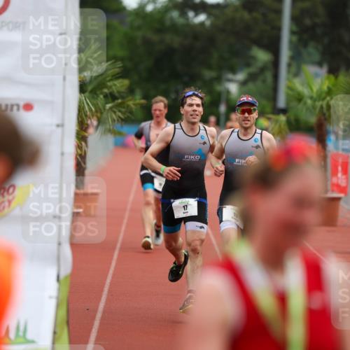 15.06.2025 - 7 Türme Triathlon Michael Strokosch http://msf.ph/oto/7929700 15.06.2025 10:23:15 Ziel 17, 18, 19 meine-sportfotos.de