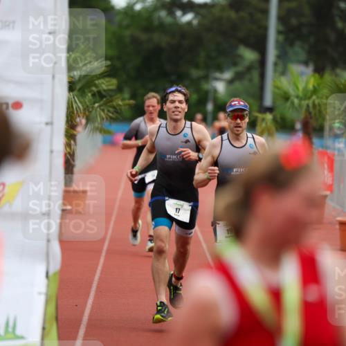15.06.2025 - 7 Türme Triathlon Michael Strokosch http://msf.ph/oto/7929701 15.06.2025 10:23:16 Ziel 17, 18, 19 meine-sportfotos.de