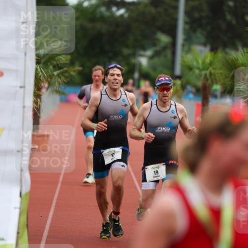 15.06.2025 - 7 Türme Triathlon Michael Strokosch http://msf.ph/oto/7929702 15.06.2025 10:23:16 Ziel 17, 18, 19 meine-sportfotos.de