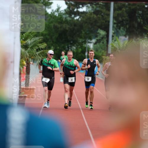 15.06.2025 - 7 Türme Triathlon Michael Strokosch http://msf.ph/oto/7929744 15.06.2025 10:24:17 Ziel 57, 59, 60 meine-sportfotos.de