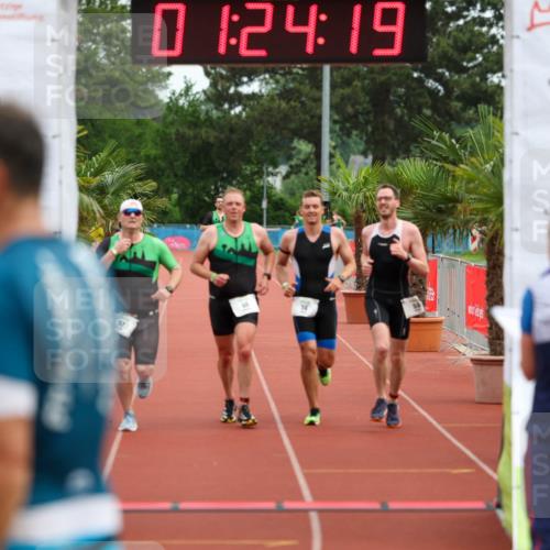 15.06.2025 - 7 Türme Triathlon Michael Strokosch http://msf.ph/oto/7929745 15.06.2025 10:24:20 Ziel 57, 58, 59, 60 meine-sportfotos.de