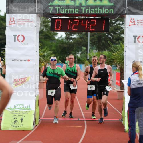 15.06.2025 - 7 Türme Triathlon Michael Strokosch http://msf.ph/oto/7929750 15.06.2025 10:24:22 Ziel 57, 58, 59, 60 meine-sportfotos.de