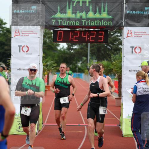 15.06.2025 - 7 Türme Triathlon Michael Strokosch http://msf.ph/oto/7929754 15.06.2025 10:24:23 Ziel 57, 58, 59, 60 meine-sportfotos.de