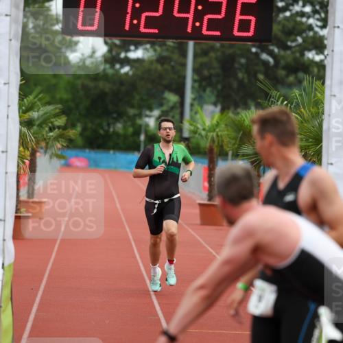 15.06.2025 - 7 Türme Triathlon Michael Strokosch http://msf.ph/oto/7929758 15.06.2025 10:24:27 Ziel 56, 57, 58, 59, 60 meine-sportfotos.de