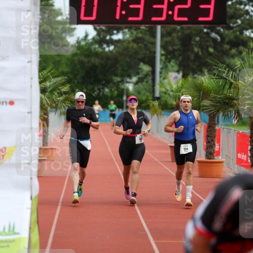15.06.2025 - 7 Türme Triathlon Michael Strokosch http://msf.ph/oto/7929960 15.06.2025 10:33:24 Ziel 133, 134, 135 meine-sportfotos.de