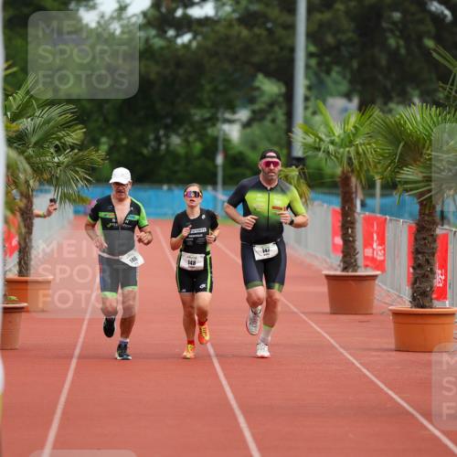 15.06.2025 - 7 Türme Triathlon Michael Strokosch http://msf.ph/oto/7929989 15.06.2025 10:34:50 Ziel 146, 147, 148 meine-sportfotos.de