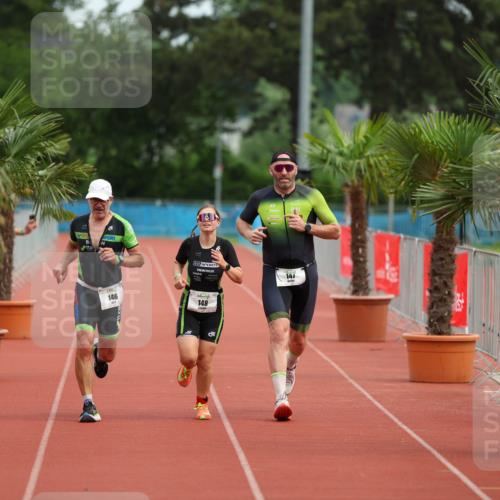 15.06.2025 - 7 Türme Triathlon Michael Strokosch http://msf.ph/oto/7929992 15.06.2025 10:34:51 Ziel 146, 147, 148 meine-sportfotos.de