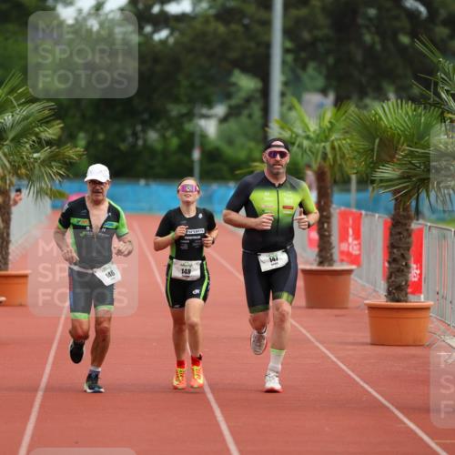15.06.2025 - 7 Türme Triathlon Michael Strokosch http://msf.ph/oto/7929994 15.06.2025 10:34:51 Ziel 146, 147, 148 meine-sportfotos.de