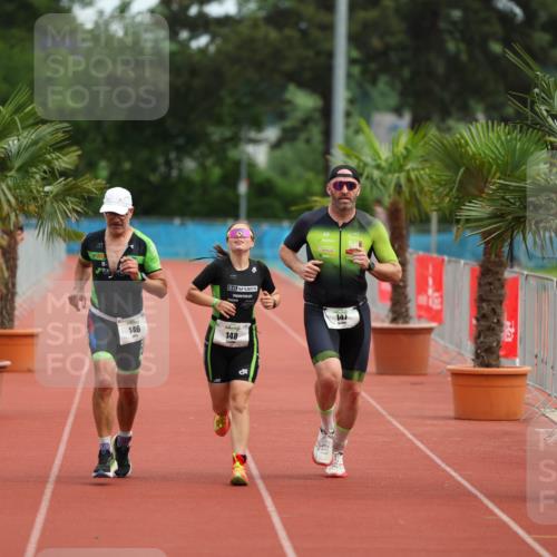 15.06.2025 - 7 Türme Triathlon Michael Strokosch http://msf.ph/oto/7929995 15.06.2025 10:34:51 Ziel 146, 147, 148 meine-sportfotos.de