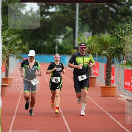 15.06.2025 - 7 Türme Triathlon Michael Strokosch http://msf.ph/oto/7929997 15.06.2025 10:34:52 Ziel 146, 147, 148 meine-sportfotos.de