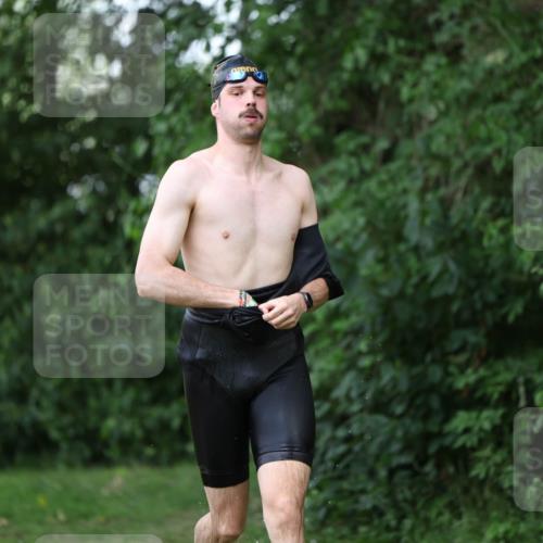 15.06.2025 - 7 Türme Triathlon Michael Strokosch http://msf.ph/oto/7930123 15.06.2025 12:22:44 Schwimmen 440, 461, 495, 506, 579, 598, 647 meine-sportfotos.de