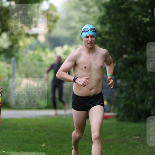 15.06.2025 - 7 Türme Triathlon Michael Strokosch http://msf.ph/oto/7930351 15.06.2025 12:24:16 Schwimmen 355, 449, 527, 643 meine-sportfotos.de
