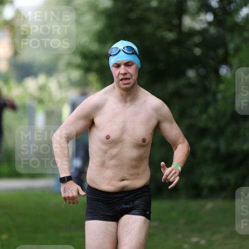 15.06.2025 - 7 Türme Triathlon Michael Strokosch http://msf.ph/oto/7930355 15.06.2025 12:24:16 Schwimmen 355, 449, 527, 643 meine-sportfotos.de