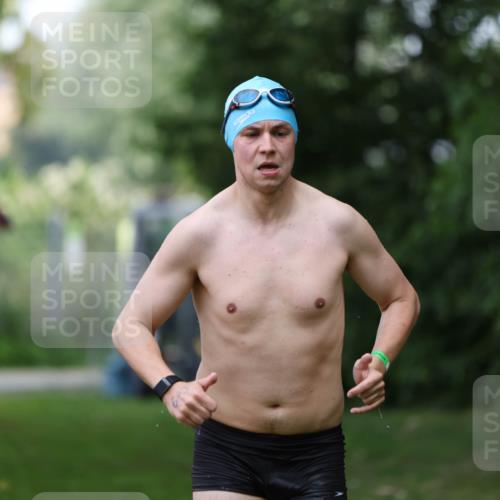 15.06.2025 - 7 Türme Triathlon Michael Strokosch http://msf.ph/oto/7930357 15.06.2025 12:24:17 Schwimmen 355, 449, 527, 643 meine-sportfotos.de