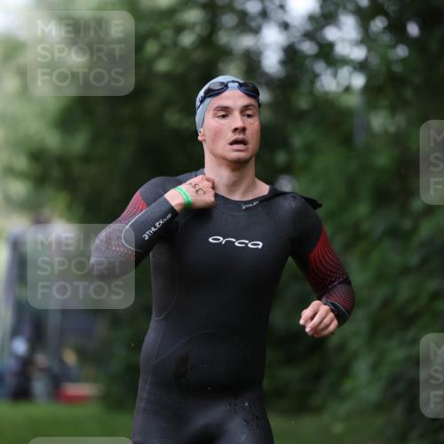 15.06.2025 - 7 Türme Triathlon Michael Strokosch http://msf.ph/oto/7930373 15.06.2025 12:24:26 Schwimmen 355, 361, 432, 449 meine-sportfotos.de