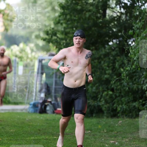 15.06.2025 - 7 Türme Triathlon Michael Strokosch http://msf.ph/oto/7930606 15.06.2025 12:27:09 Schwimmen 524, 553, 563, 572 meine-sportfotos.de