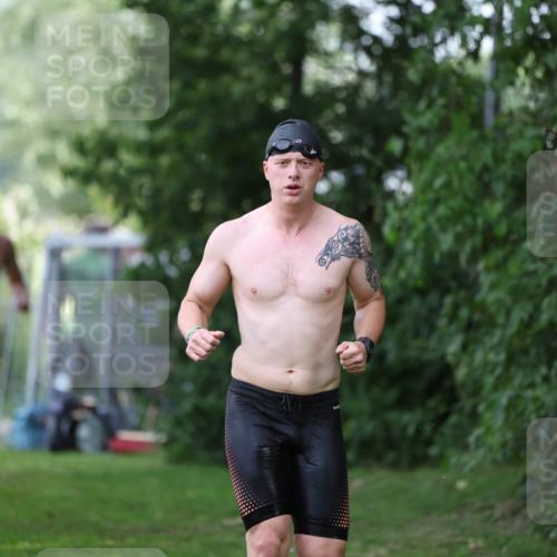 15.06.2025 - 7 Türme Triathlon Michael Strokosch http://msf.ph/oto/7930608 15.06.2025 12:27:10 Schwimmen 524, 553, 563, 572 meine-sportfotos.de