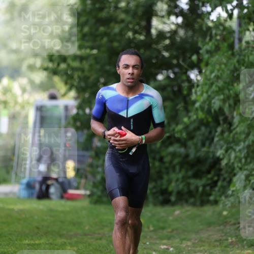 15.06.2025 - 7 Türme Triathlon Michael Strokosch http://msf.ph/oto/7930690 15.06.2025 12:27:54 Schwimmen 509, 525 meine-sportfotos.de