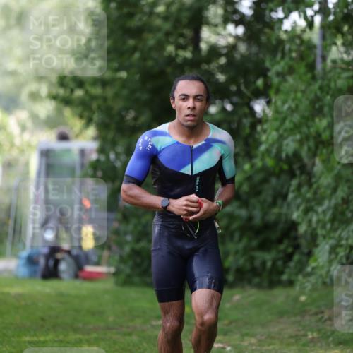 15.06.2025 - 7 Türme Triathlon Michael Strokosch http://msf.ph/oto/7930691 15.06.2025 12:27:55 Schwimmen 509, 525 meine-sportfotos.de
