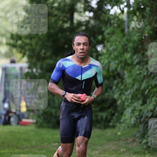 15.06.2025 - 7 Türme Triathlon Michael Strokosch http://msf.ph/oto/7930692 15.06.2025 12:27:55 Schwimmen 509, 525 meine-sportfotos.de