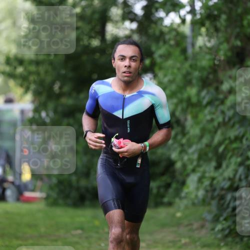 15.06.2025 - 7 Türme Triathlon Michael Strokosch http://msf.ph/oto/7930694 15.06.2025 12:27:55 Schwimmen 509, 525 meine-sportfotos.de