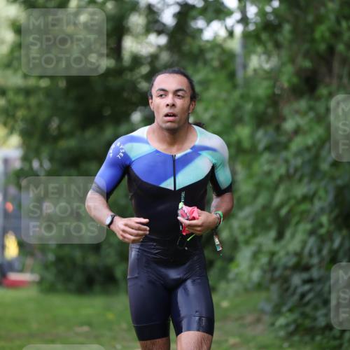 15.06.2025 - 7 Türme Triathlon Michael Strokosch http://msf.ph/oto/7930695 15.06.2025 12:27:55 Schwimmen 509, 525 meine-sportfotos.de