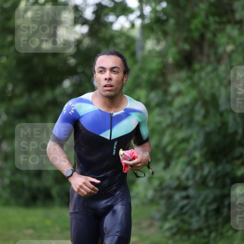 15.06.2025 - 7 Türme Triathlon Michael Strokosch http://msf.ph/oto/7930697 15.06.2025 12:27:55 Schwimmen 509, 525 meine-sportfotos.de