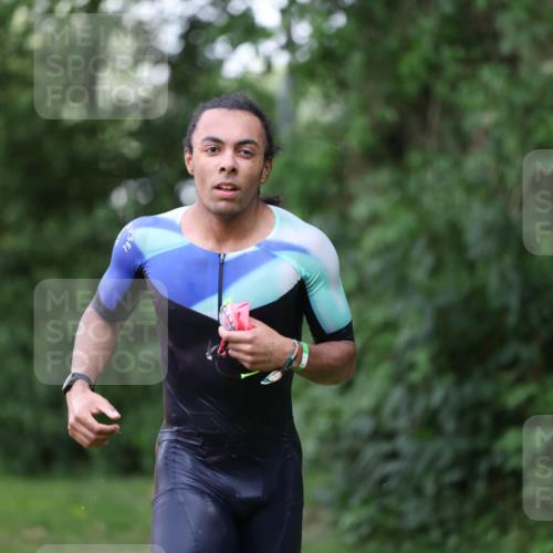 15.06.2025 - 7 Türme Triathlon Michael Strokosch http://msf.ph/oto/7930698 15.06.2025 12:27:56 Schwimmen 509, 525 meine-sportfotos.de