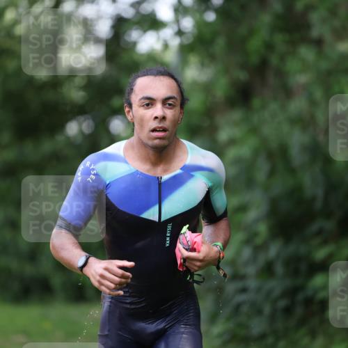 15.06.2025 - 7 Türme Triathlon Michael Strokosch http://msf.ph/oto/7930699 15.06.2025 12:27:56 Schwimmen 509, 525 meine-sportfotos.de