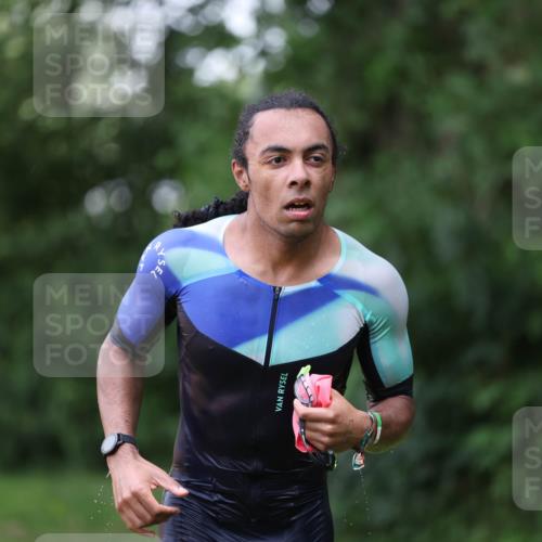15.06.2025 - 7 Türme Triathlon Michael Strokosch http://msf.ph/oto/7930701 15.06.2025 12:27:56 Schwimmen 509, 525 meine-sportfotos.de