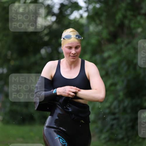 15.06.2025 - 7 Türme Triathlon Michael Strokosch http://msf.ph/oto/7930725 15.06.2025 12:28:35 Schwimmen 421, 552, 564 meine-sportfotos.de
