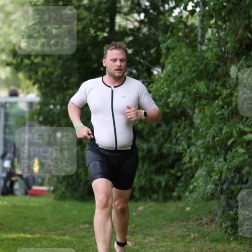 15.06.2025 - 7 Türme Triathlon Michael Strokosch http://msf.ph/oto/7930790 15.06.2025 12:29:17 Schwimmen 427, 502, 640 meine-sportfotos.de