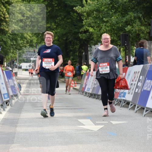 15.06.2025 - REWE Women's Run Strokosch-Dieckow http://msf.ph/oto/7930995 15.06.2025 10:27:59 Ziel 10297, 10728 meine-sportfotos.de