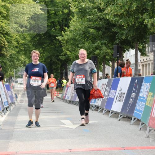 15.06.2025 - REWE Women's Run Strokosch-Dieckow http://msf.ph/oto/7930998 15.06.2025 10:28:01 Ziel 10297, 10728 meine-sportfotos.de